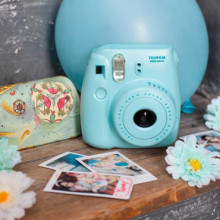 Cámara FUJI Instax Azul MINI 8 Kit Party  + álbum regalo + carga de 10 fotos